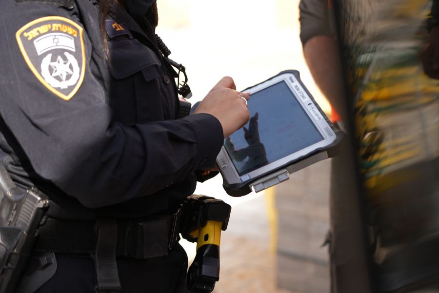 من أين بطاقة هويتك؟ من الفيسبوك | الشرطة بالقدس تقبض على فلسطيني بهوية مزوة